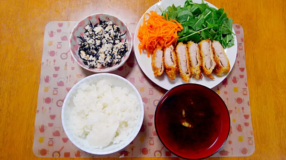 ７月１２日　とんかつ　にんじんの和風サラダ　リーフサラダ　ひじきの白あえ　もずくスープ|いもこ。さん