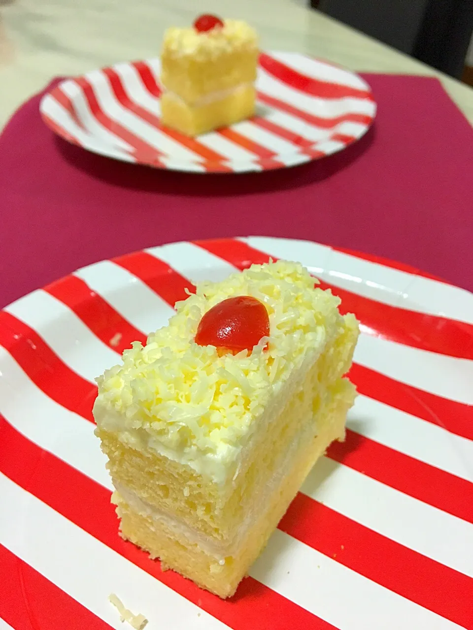 Snapdishの料理写真:Cheesy cake with cream cheese frosting|Tari's Kitchenさん