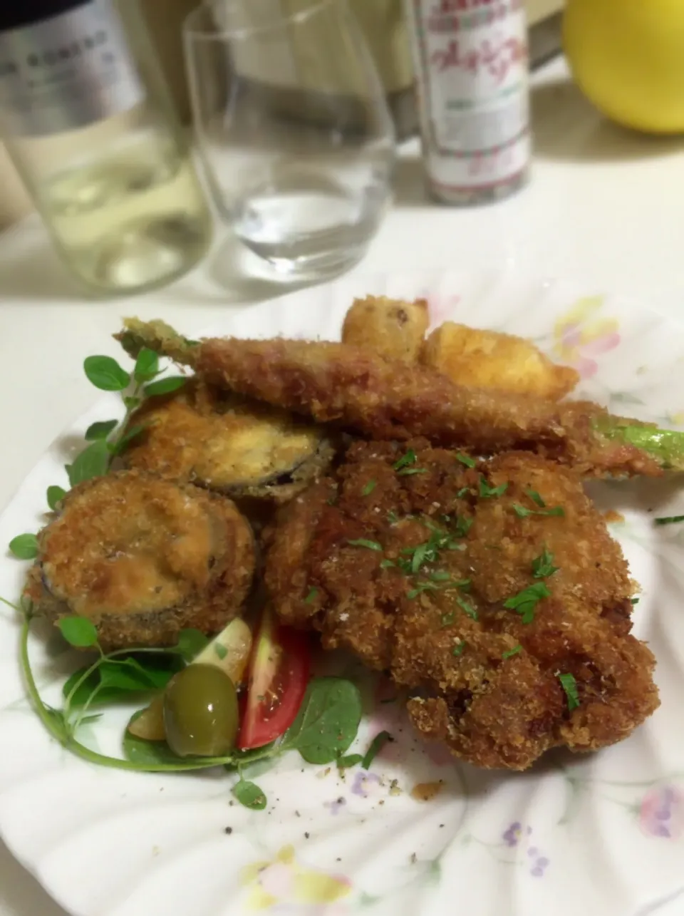 フライ盛合せ。
プライドチキン、カマンベール、茄子のはさみ揚げ、アスパラベーコン。|Yuuki🍷🍶🍻さん