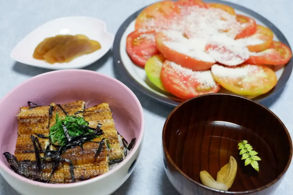 鰻丼、肝吸、トマトサラダ、奈良漬け|Orie Uekiさん