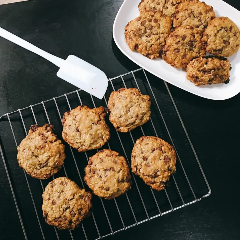 Snapdishの料理写真:Soft & Chewy Oatmeal Chocolate Chip Cookies|Kimさん