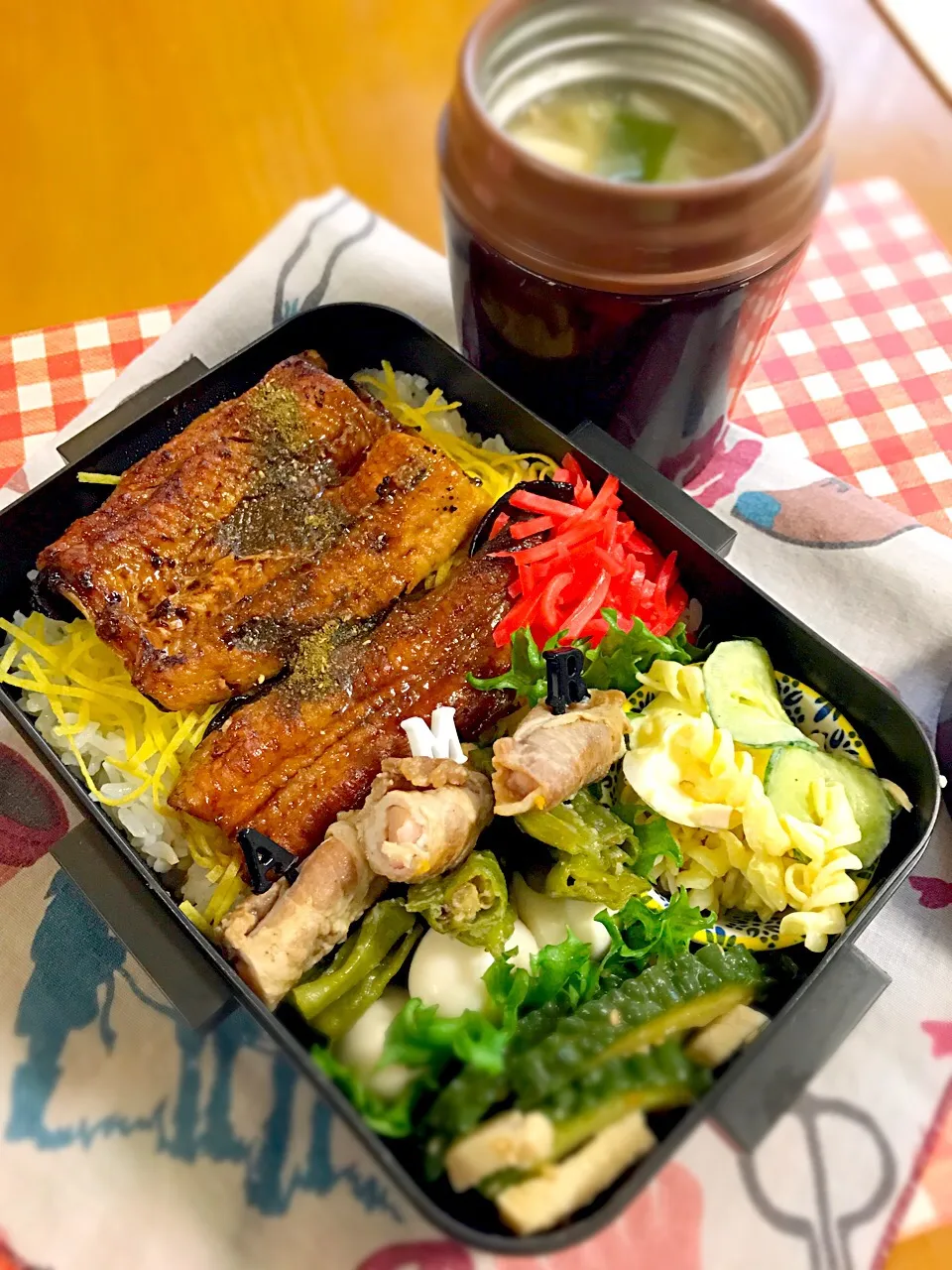 旦那ちゃん弁当🎶
うな丼
生姜肉巻きししとうウズラ串刺し
マカロニサラダ
鶏胸肉チャーシューゴーヤ和え
ナス豚汁|BooBooさん