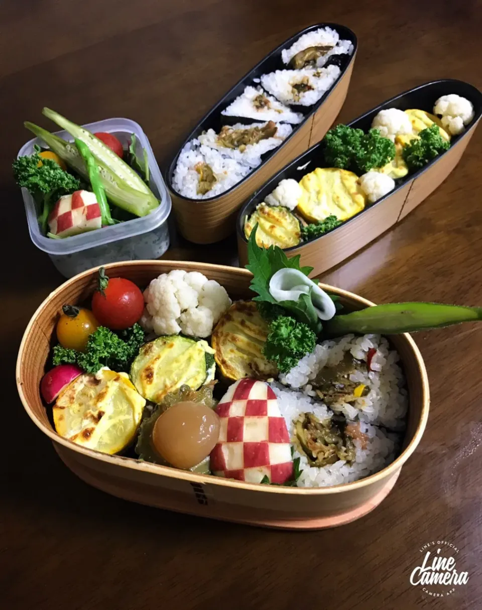 今日の2人のお弁当🍱♪マヨバーグズッキーニサンド＆tamaさんの胡瓜でおにぎり🍙|とんちんさん