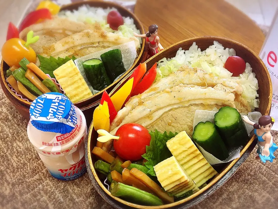 Snapdishの料理写真:豚ロース生姜焼き&茹でサボイキャベツ&インゲンとジャガイモ🥔のオイスター炒め&出汁巻き玉子&きゅうり辛子漬け&プチトマト&パプリカの夫婦お弁当♪

#弁当 #フチ子 #夏バテしないよ！|桃実さん