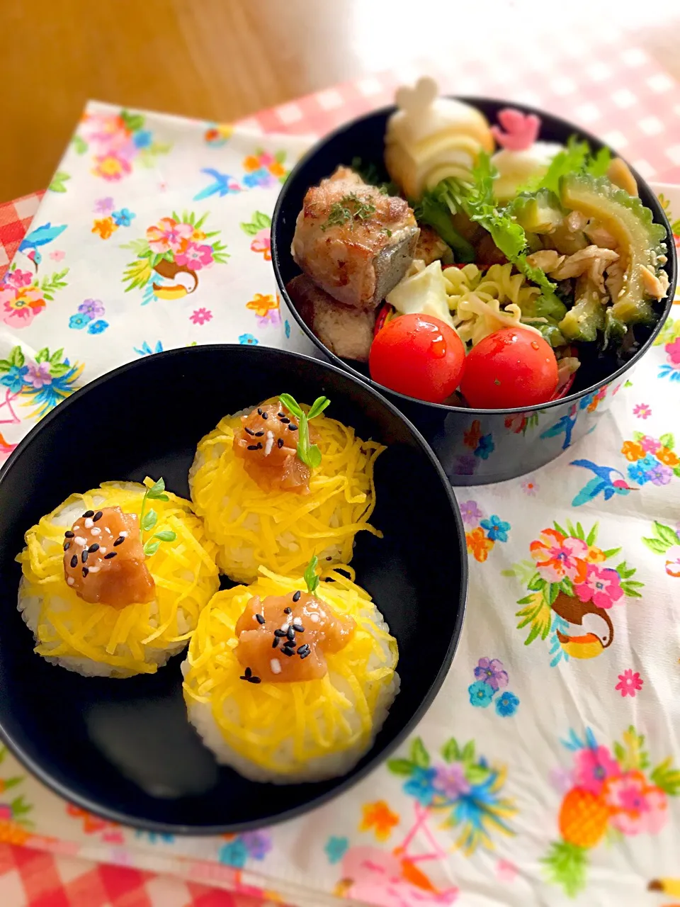 ワタクシ弁当🎶
コンニャク肉巻きステーキ
ちーちく豆苗巻き
マカロニサラダ
鶏胸肉チャーシューゴーヤ和え
プチトマト
可愛い梅おにぎり|BooBooさん