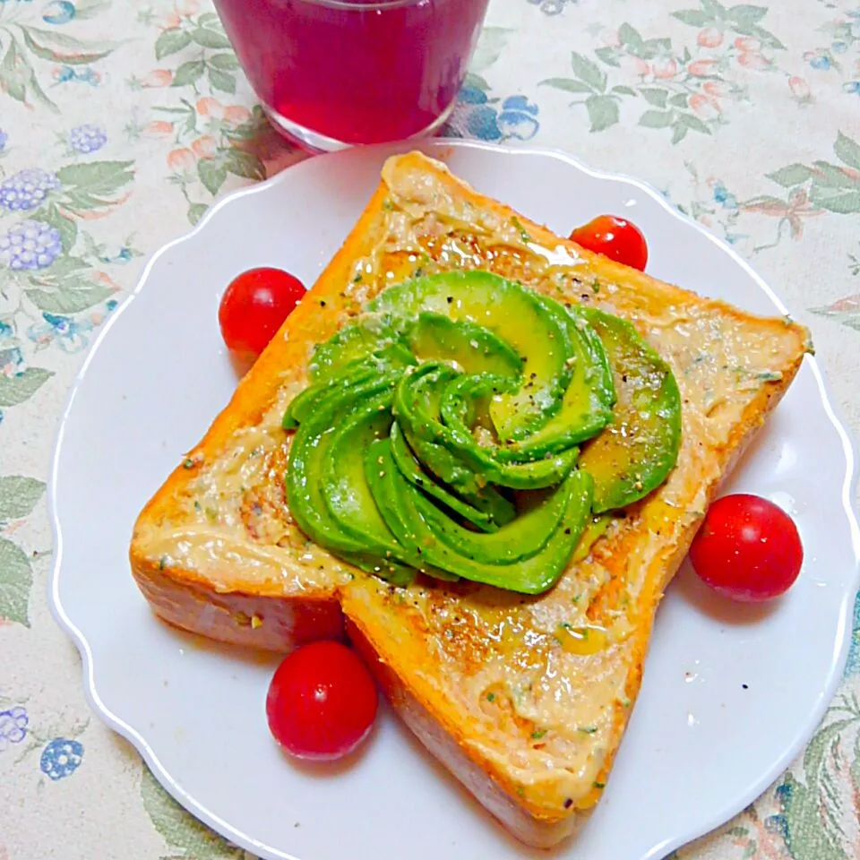 セレブも食べた？ごまレモンアボカドトースト🍞|うたかた。さん