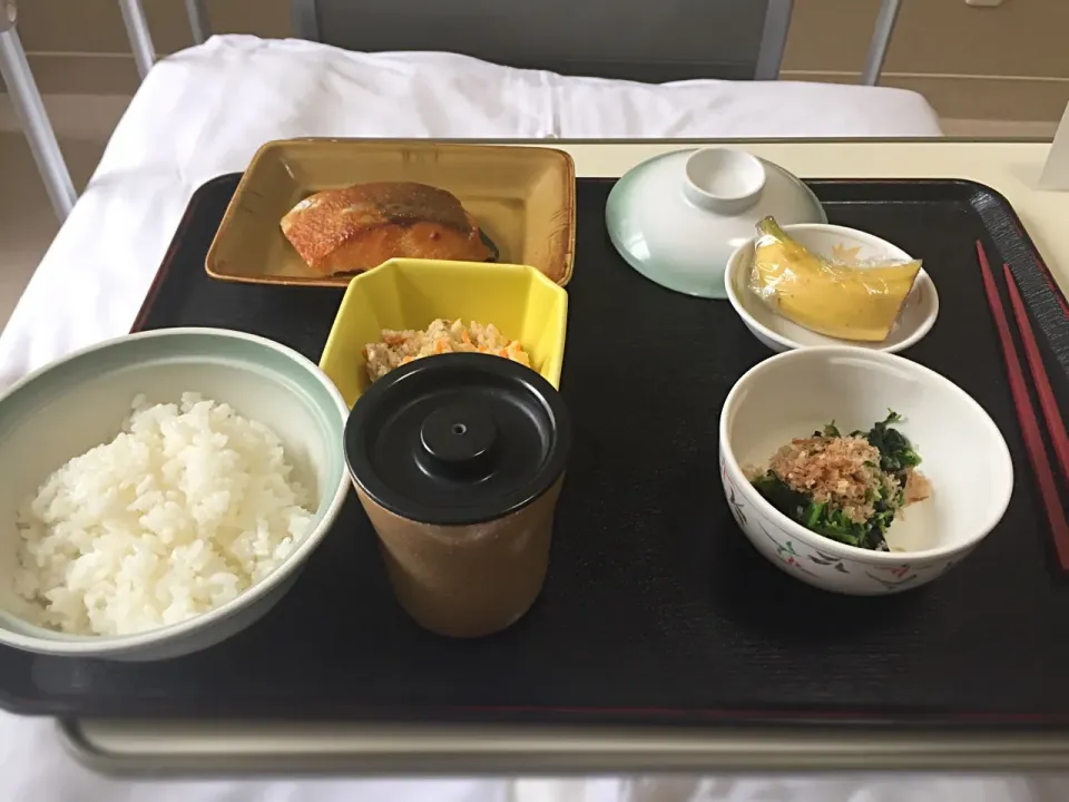 Snapdishの料理写真:入院 １日目 昼食
鰆味噌漬け焼き
卯の花炒り
ごまだれあえ
バナナ|kubosovさん