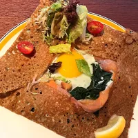 Snapdishの料理写真:Galette La Piano

#galettes #smokedsalmon #spinach #egg #cream #lemon #salad|popcornmanさん