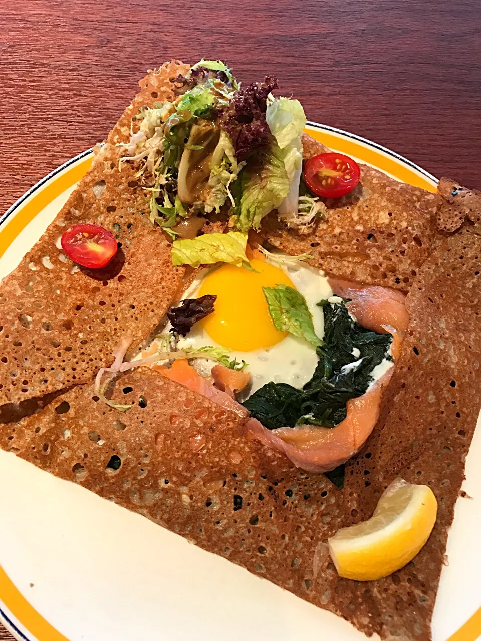 Galette La Piano

#galettes #smokedsalmon #spinach #egg #cream #lemon #salad|popcornmanさん