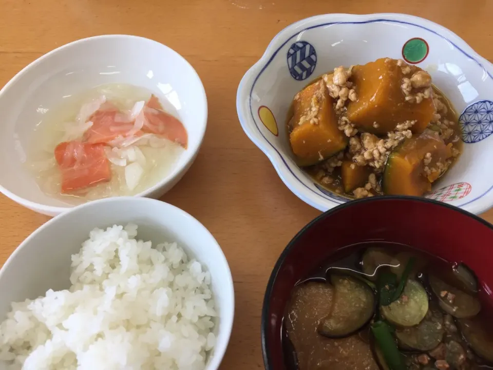 かぼちゃのそぼろ煮、玉ねぎとスモークサーモンの和え物、ナスのお味噌汁。|furu0629さん