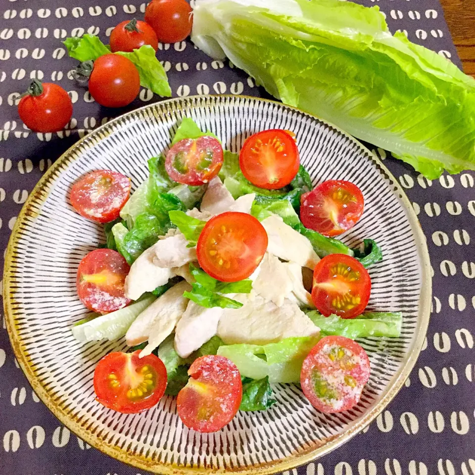 マヨソテーサラダ🥗
キユーピーマヨネーズで、ソテー
ロメインレタス、鶏むね、プチトマトを
マヨソテーで、完成❗️
お隣の、お庭から頂きました❗️
シャキシャキ感が、goodです！|ゆかモンさん