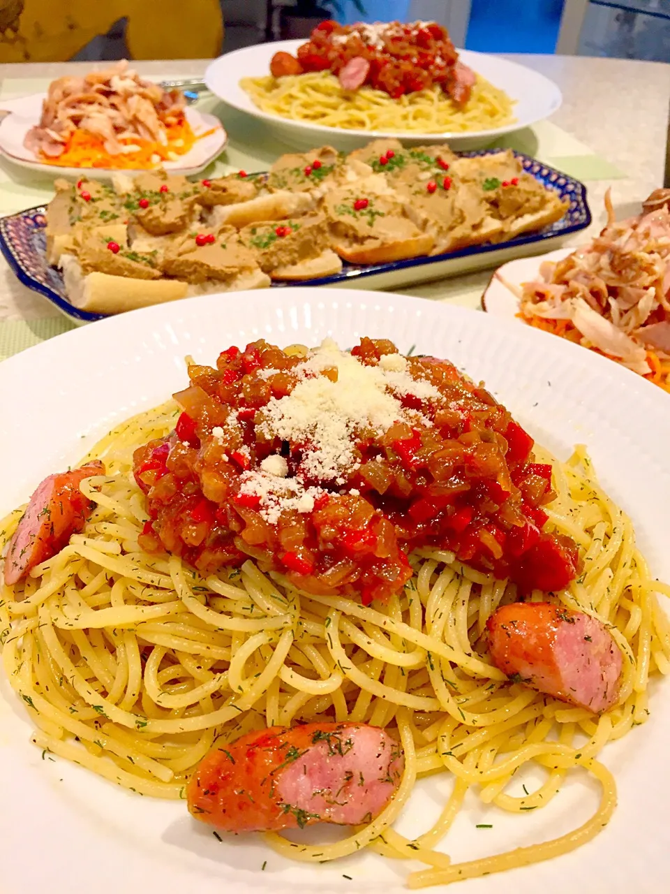 Snapdishの料理写真:ナスピーマン玉ねぎでミートソース風パスタ🍝
手造りレバーペースト🥖|Mayumiさん