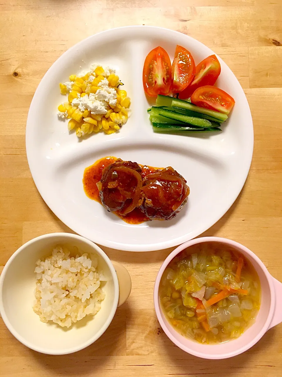 Snapdishの料理写真:玉蜀黍カッテージチーズ和え、夏野菜、ピーマンハンバーグ、ごはん、セロリと豆のスープ|つきこさん