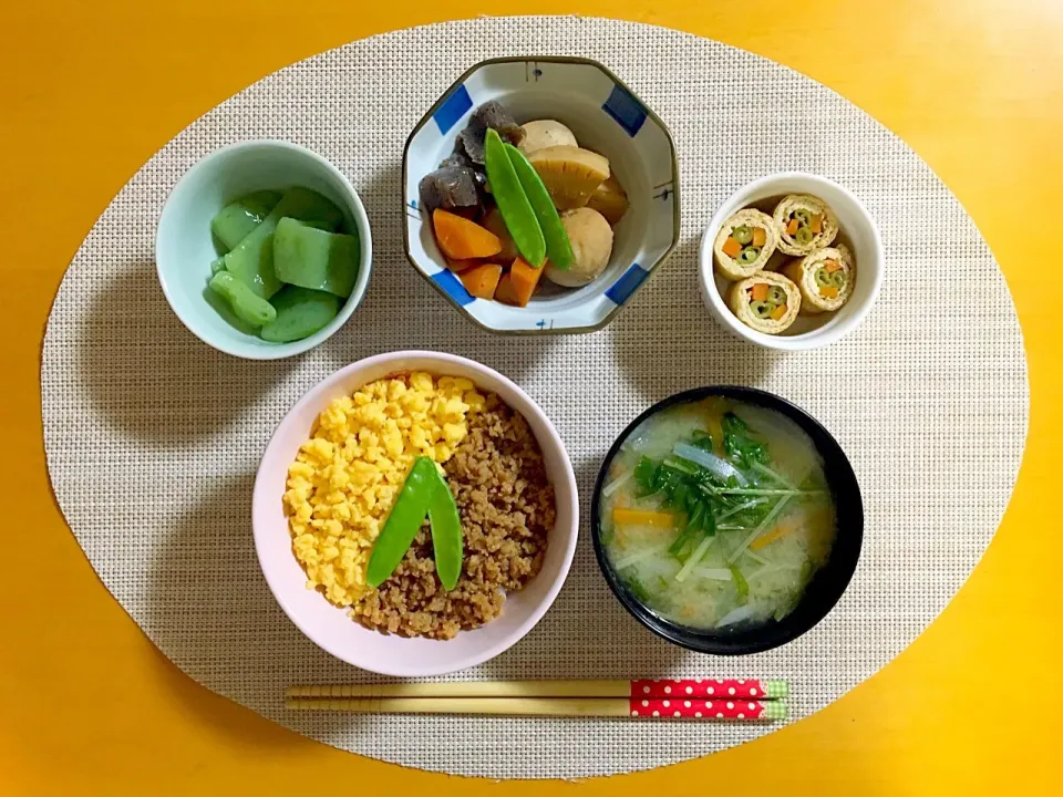 もち麦ごごはんのそぼろ丼*•.●❃インゲンと人参の油揚げ巻き、筑前煮、刺身こんにゃく、水菜の味噌汁*•.●❃お弁当の余り|tokkoさん