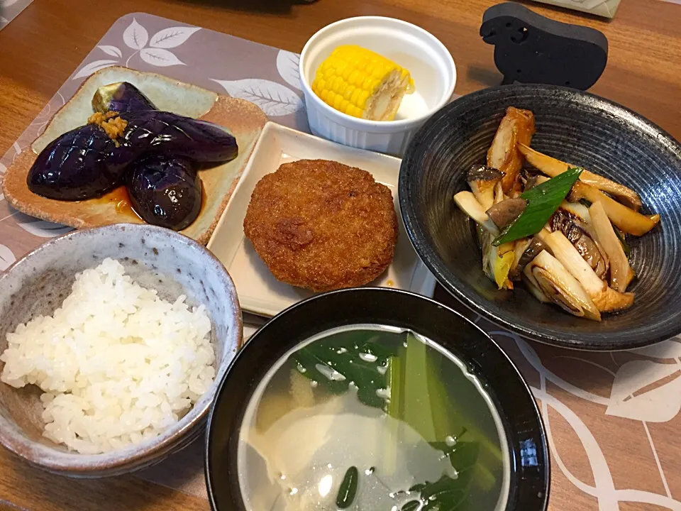 晩御飯
エリンギと長ネギとはんぺんのタレ焼き、メンチカツ照り焼きソース、揚げと小松菜の味噌汁、ナスの生姜醤油、トウモロコシ、白米|かよちゃんさん