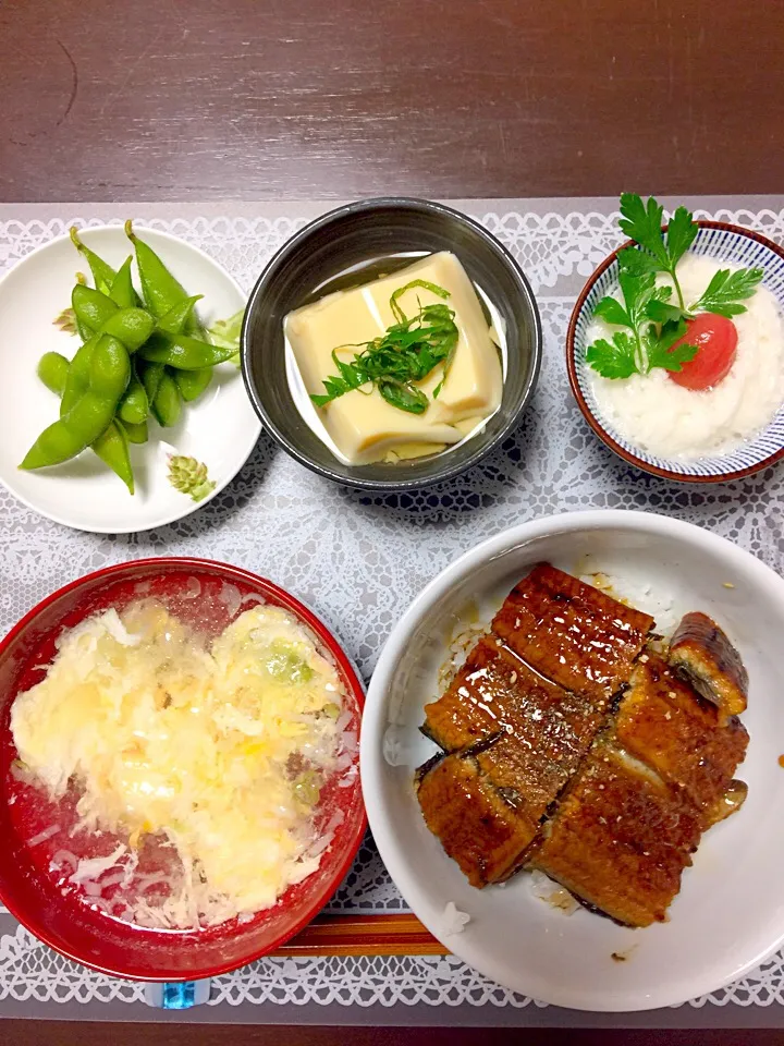 Snapdishの料理写真:鰻丼。かき卵すまし。長芋千切り。たまご豆腐。枝豆。|りょうさん