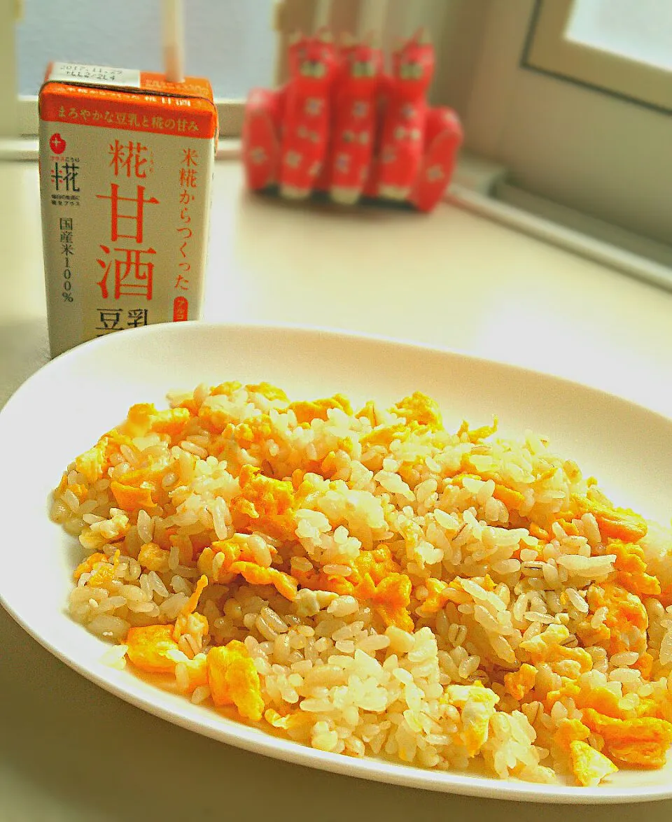 Snapdishの料理写真:⭐ Lunch🍴 Fried Rice with egg 卵だけ#炒飯 と麹甘酒豆乳 #うちごはん #おうちごはん|まめさん