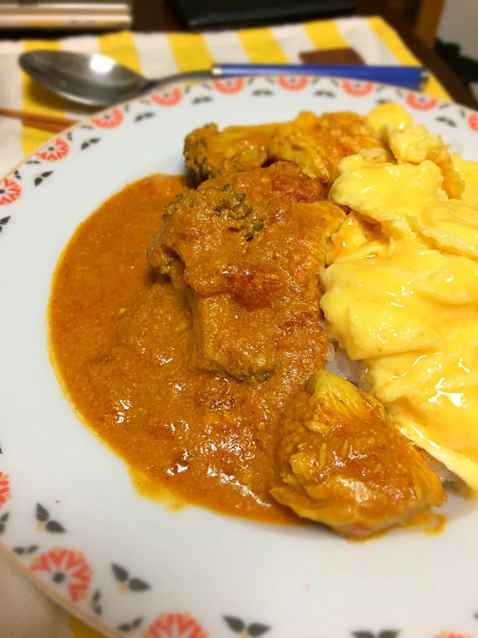 Snapdishの料理写真:バターチキンカレー🍛ふわふわ卵添え♡|Aya☺︎さん