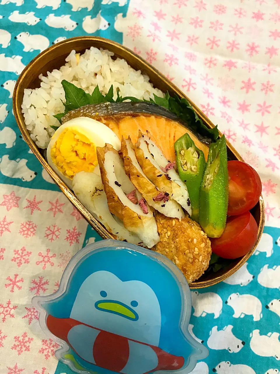 パパたろ弁当

ごはん
塩鮭
焼きおくらマリネ
かぼちゃのコロッケ
ちくわの梅ゆかり和え
ゆで卵
ミニトマト 大葉|ひななぎさん