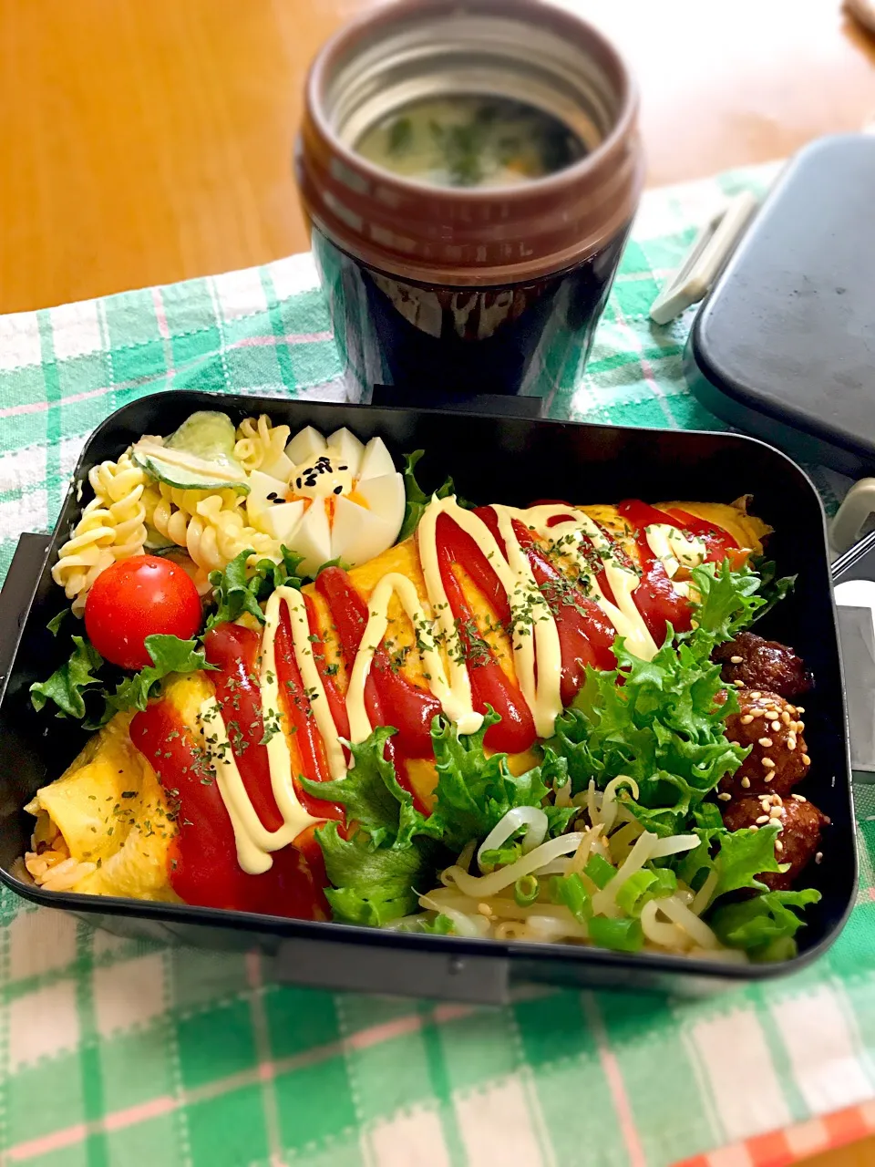 旦那ちゃん弁当🎶
オムライス
マカロニサラダ
ゆで卵
肉団子
もやしナムル
大根と小松菜の味噌汁|BooBooさん