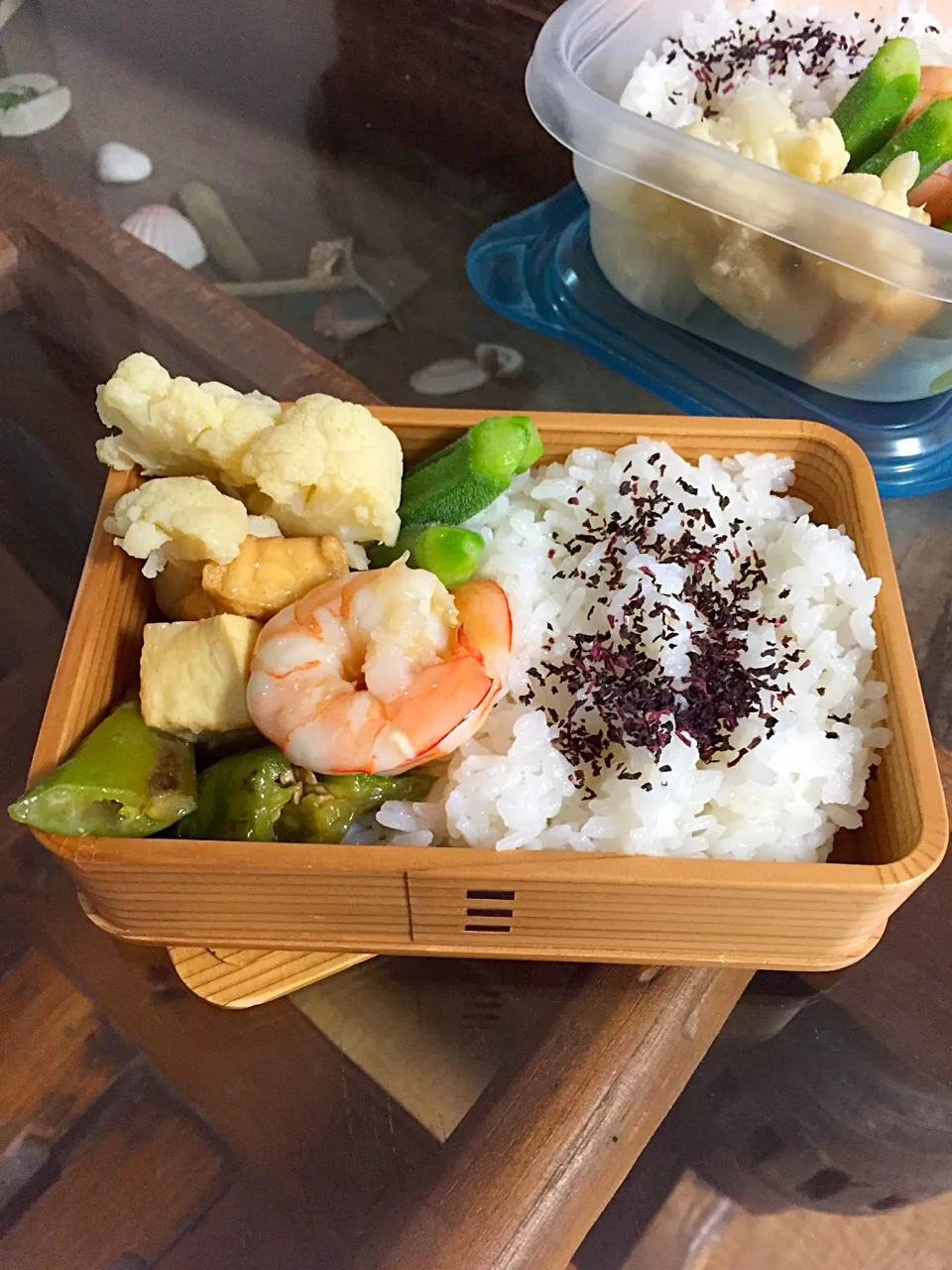 厚揚げと万願寺とうがらし、海老の餡掛け。
カリフラワーのバター醤油煮。
茹でオクラ。|Kumi_loveさん