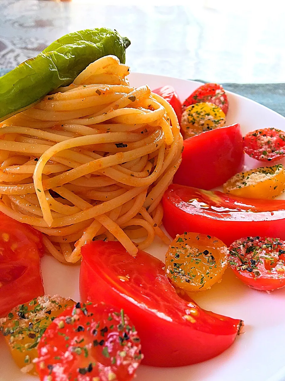 トリプルトマトの冷たいパスタ(アップ)|ヨシヨシさん