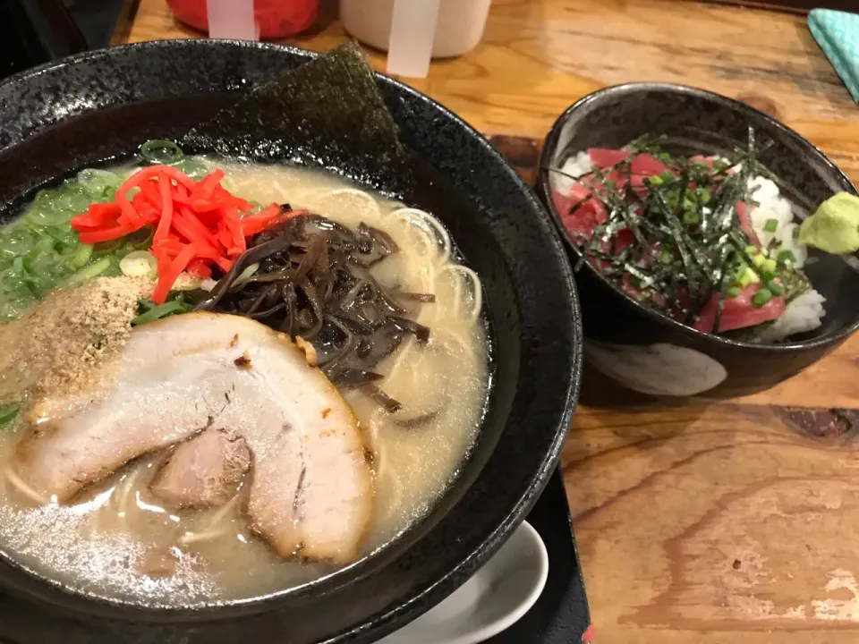 Snapdishの料理写真:とんこつラーメン・まぐろ丼🐟|まさとさん