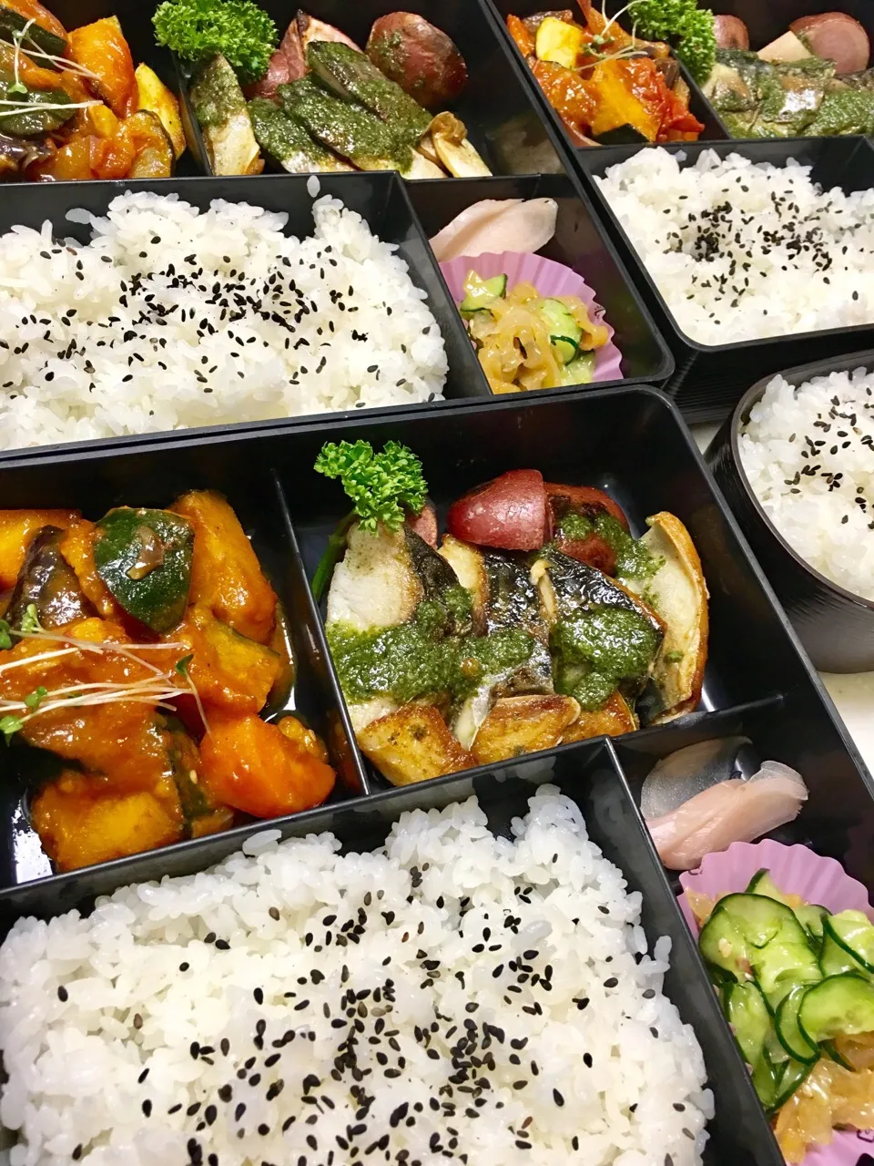 Snapdishの料理写真:鯖のバジル焼き弁当
夏野菜カレー味ラタトゥイユ風煮込み|大久保 掬恵さん