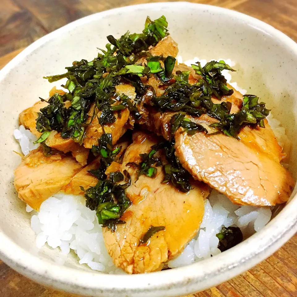 チャーシュー丼  バジルのせ|アッツさん