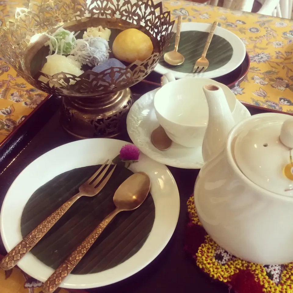 ชุดขนมไทยกับชา Mixed thai dessert with tea タイデザート+お茶|SaSaさん