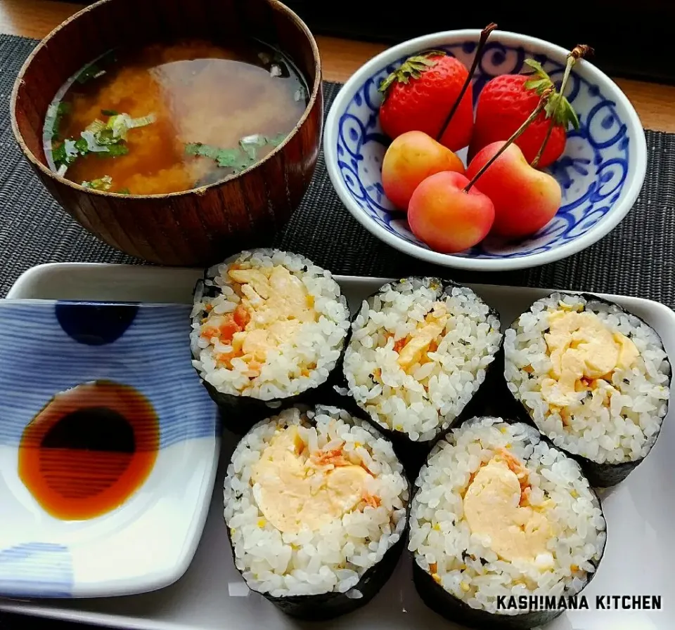 Snapdishの料理写真:朝ごはんに鮭フレークと卵の太巻き🙂ご飯には、のりたまが混ざってます🎵|Kashimanakitchenさん