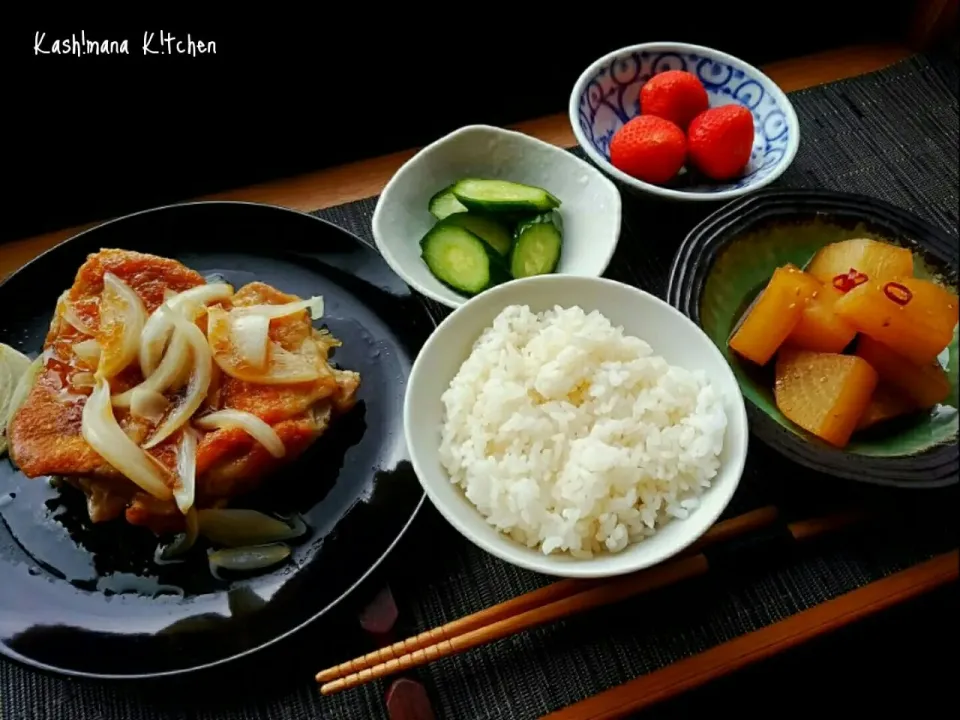 パリパリ鶏もも肉のオニオンソースがけ(ㅅ˙³˙)❤大根の煮物、キュウリの浅漬け、いただいた苺🍓🍓🍓|Kashimanakitchenさん