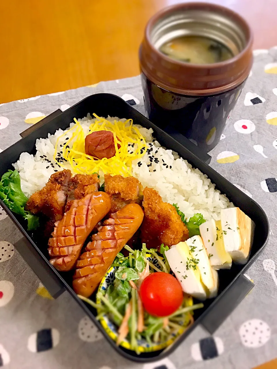 旦那ちゃん弁当🎶
トンカツ
ウイン
白はんぺんのチーズ挟み
豆苗のシーチキン和え
大根とジャガイモの味噌汁|BooBooさん