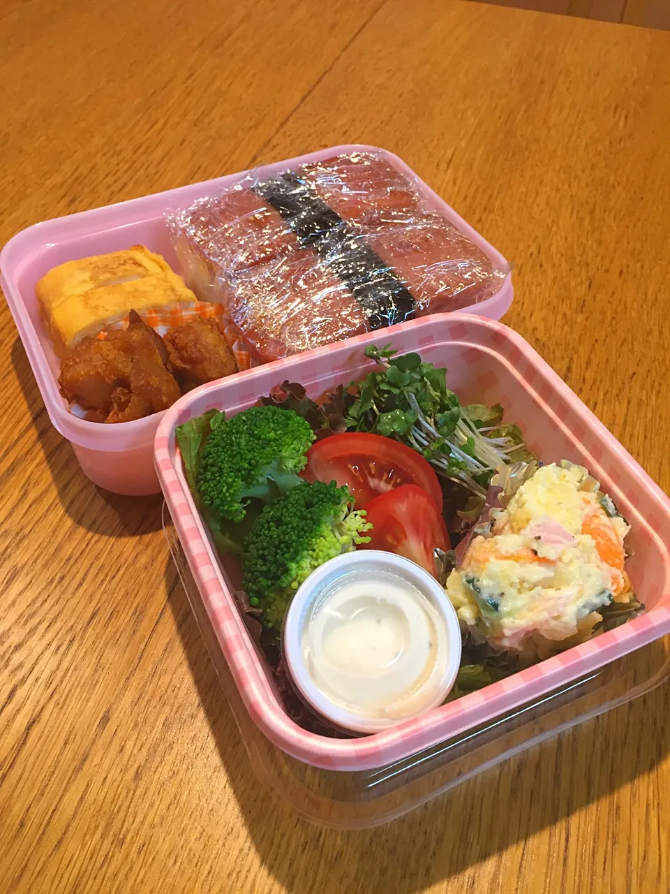 Snapdishの料理写真:スパムおにぎりとたっぷりサラダ弁当|まつださんさん