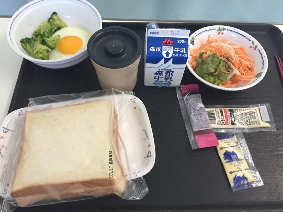 #入院飯 
3日目 朝食
食パン
マーガリン
目玉焼き
人参サラダ
マヨネーズ
牛乳|kubosovさん