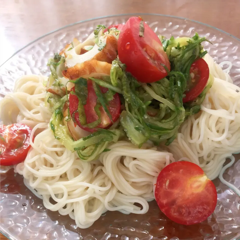 サラダそうめん

#大葉 #そうめん削り #はるさめ削り #きゅうり|はるさん