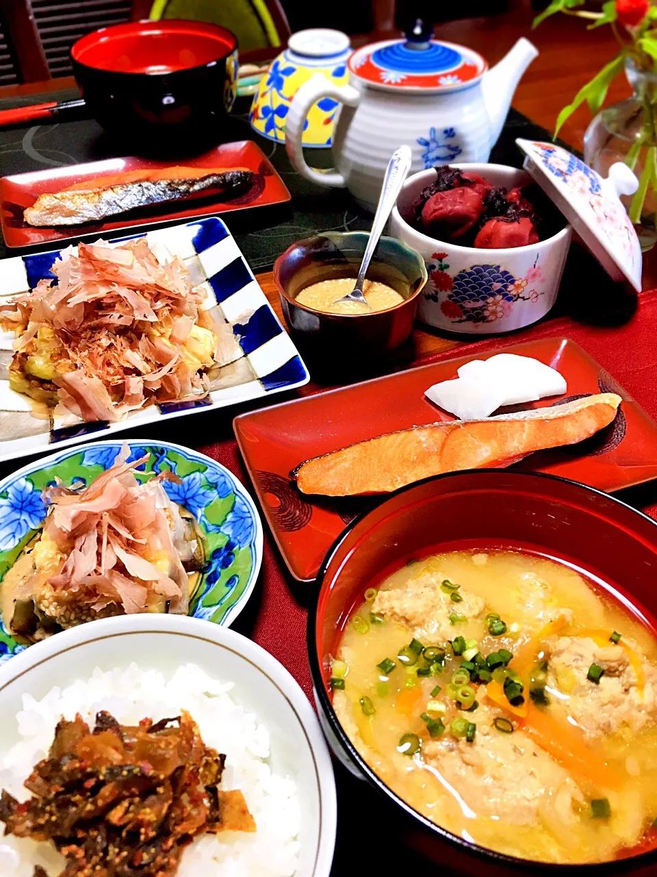 朝ごはん✨
鶏だんごのお味噌汁💖
焼きナスはゴマダレで✨|七味さん