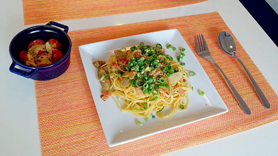 今日の昼食　ごぼうとベーコンのパスタ、ミニトマトのタルタルソース焼き|pinknari🐰🌈さん