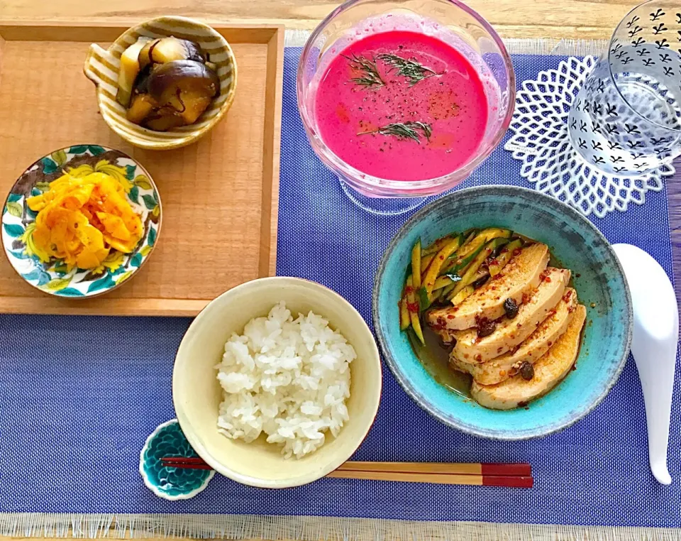 Snapdishの料理写真:ビーツの冷たいスープ、よだれ鶏、茄子の昆布つゆ浅漬けとコリンキーのピクルス☆
#夏ごはん 
#ヤマサ昆布つゆ|meirecipeさん