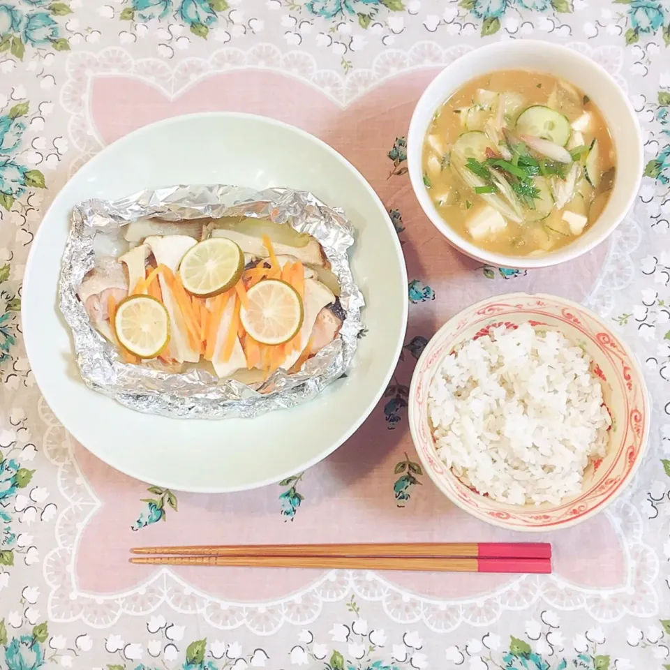 鮭のホイル焼き・冷や汁・もち麦入りご飯|⑅ まめ子 ⑅さん