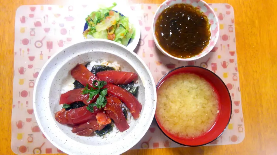 ７月１９日　漬け丼　茹でレタスの南高梅和え　もずく　お味噌汁|いもこ。さん