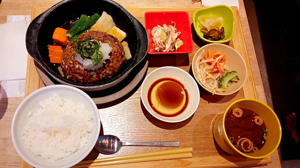 Snapdishの料理写真:大葉おろしハンバーグセット＠和ごはんとCAFE ｃｈａｗａｎ|らすくさん