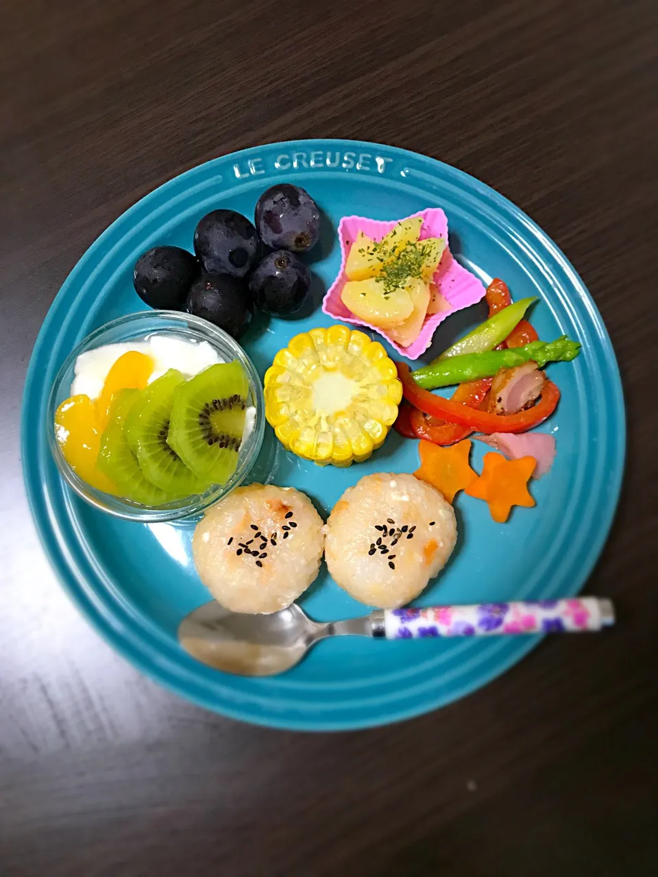 7/29❁息子離乳食 夜ごはん⭐️
鮭チーズおにぎり🍙
パプリカとアスパラベーコン
にんじん
じゃがバター
とうもろこし🌽
フルーツヨーグルト
巨峰🍇|つんさん