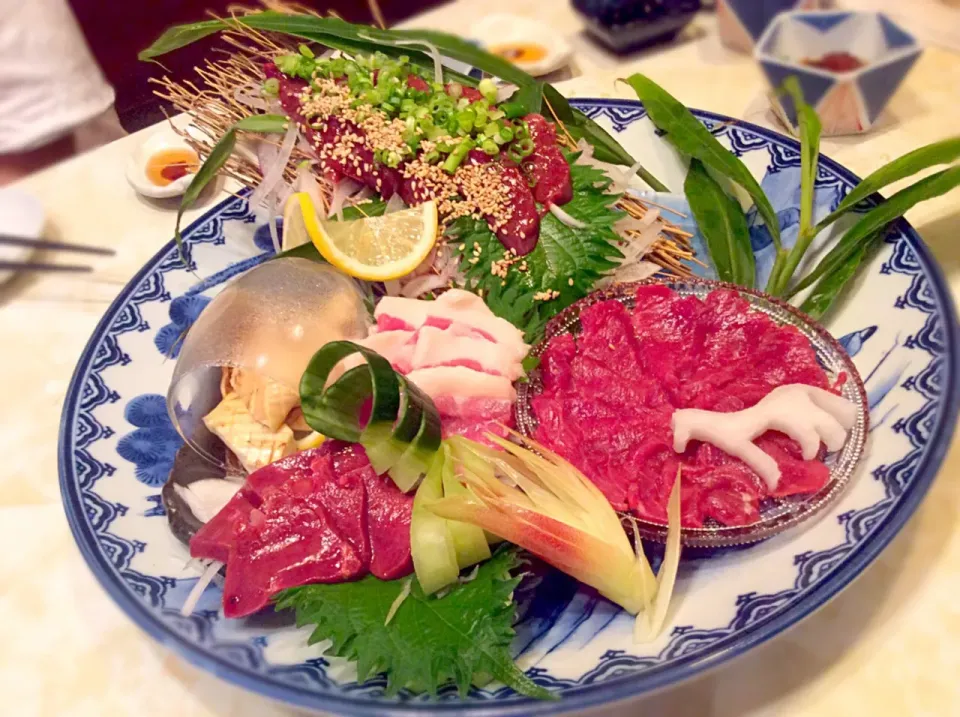 町屋 うまかもん屋 竜
馬刺し尽くし
レバー  心根  ハツ  フタエゴ(バラ肉) 赤身|Takeshi  Nagakiさん