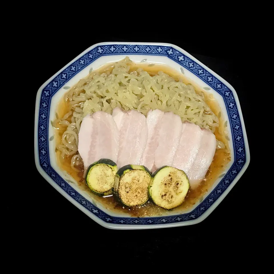 Snapdishの料理写真:【自家製多加水熟成中太麺】生ハムと焼きズッキーニの冷やしラーメン|.さん