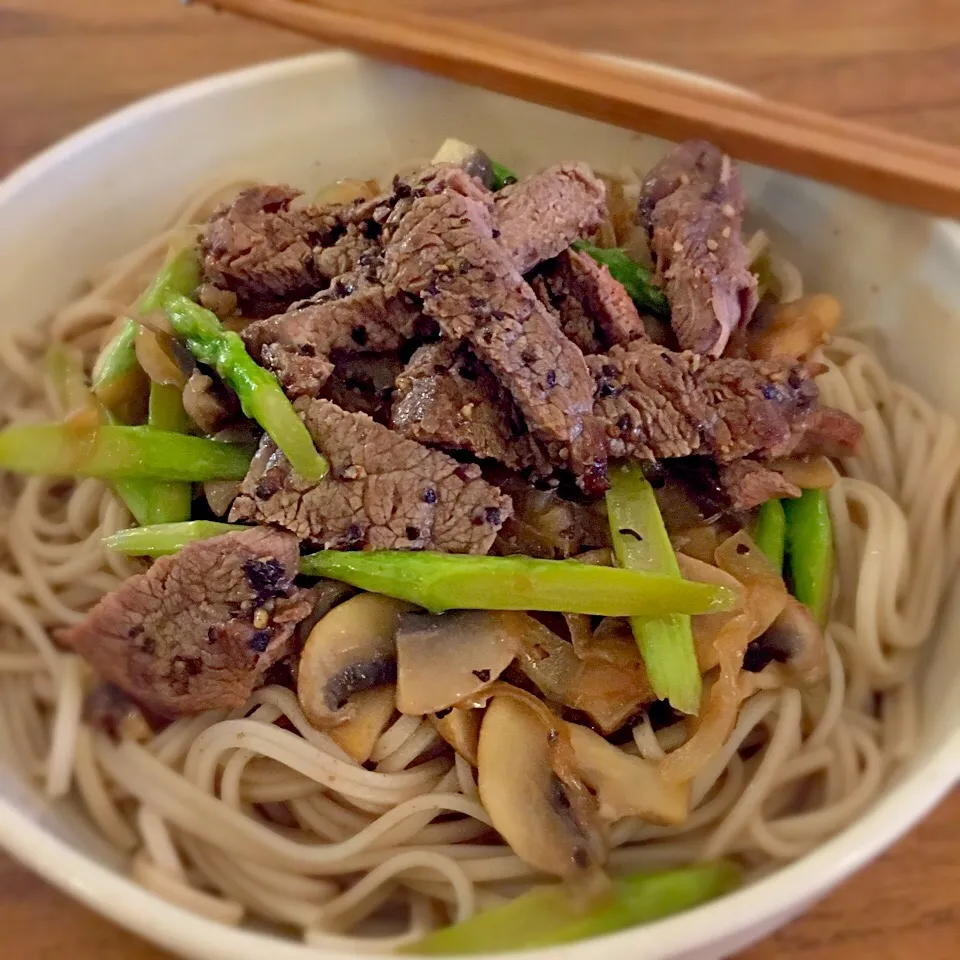 Soba with asparagus, mushroom and beef tenderloin|karen limさん