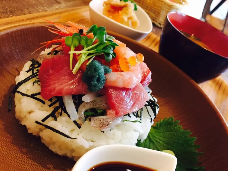 cafeで食べる海鮮丼ランチ🤤|AKUBI*:ஐ(●˘͈ ᵕ˘͈)さん