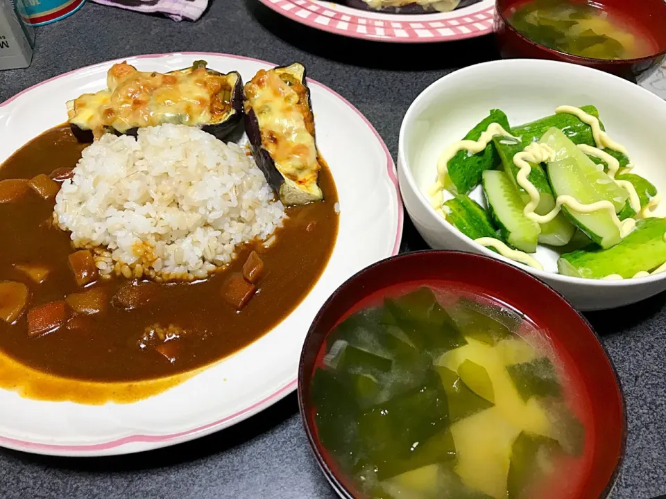 もち麦飯茄子グラタン乗せカレーライス、じゃがネギわかめ味噌汁、きゅうり|ms903さん