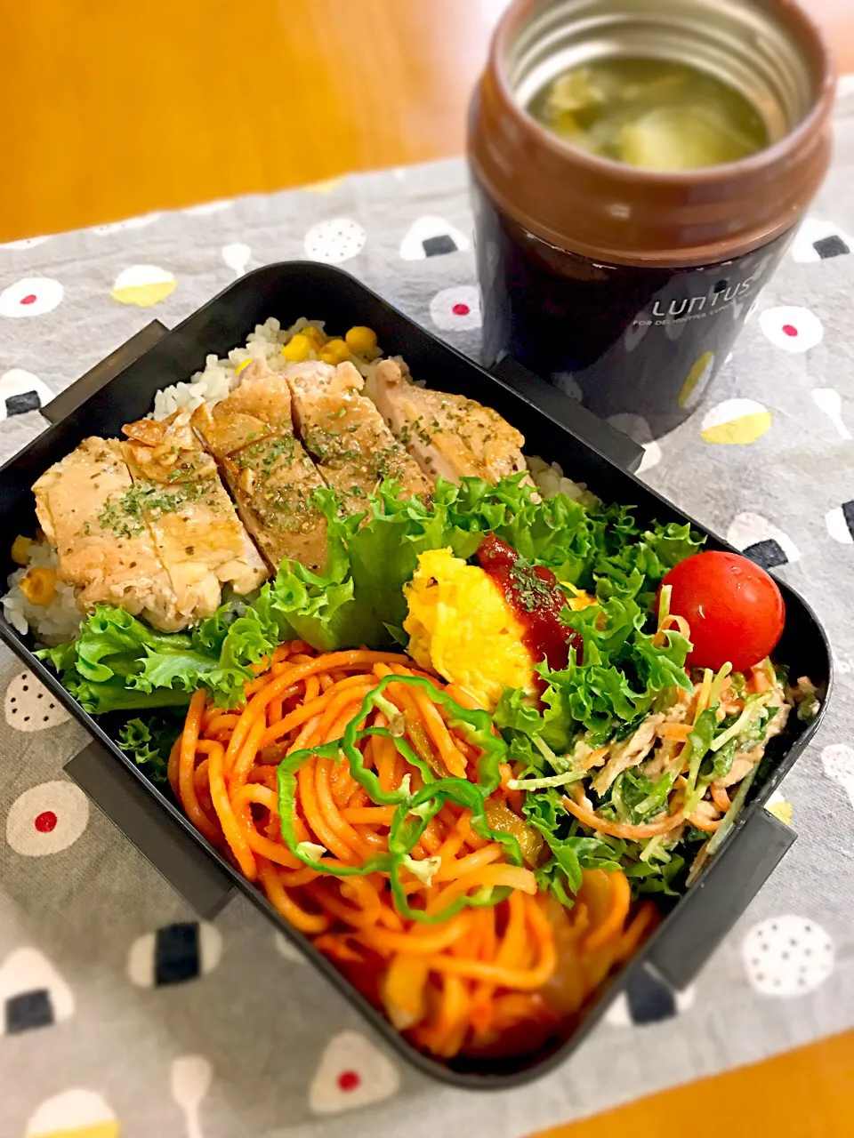 旦那ちゃん弁当🎶
チキンステーキ丼
昔ながらのナポリタン
プレーンオムレツ
豆苗のシーチキン和え
ワカメと玉ねぎのスープ|BooBooさん