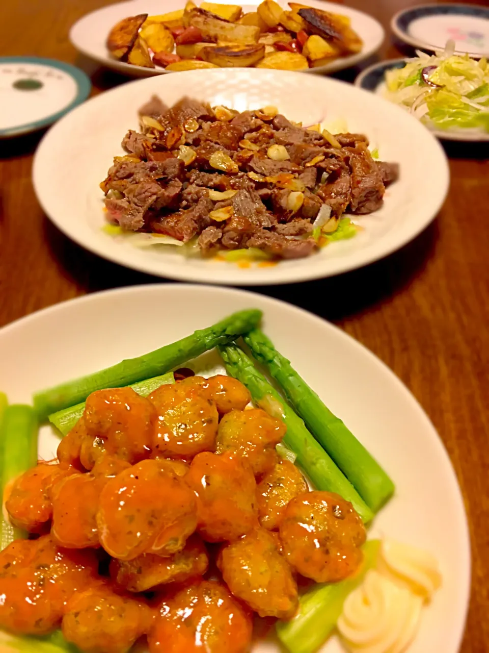 Snapdishの料理写真:ステーキ焼きとエビマヨケチャップとじゃがいもソーセージ焼き|chiemiさん